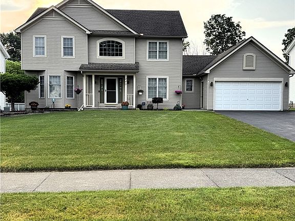 3rd image of 440 Old Country Rd