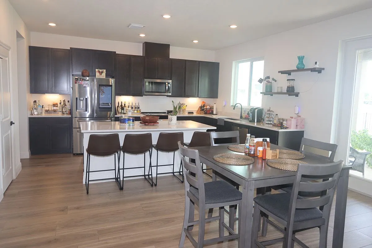 6 bed, 4.5 bath, 3249 sqft, $4,400 — Photo 4