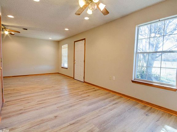 4th image of 8 Dakota Dr