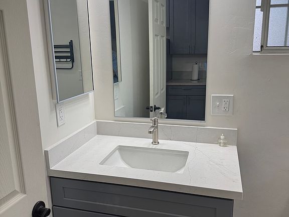 Bath vanity