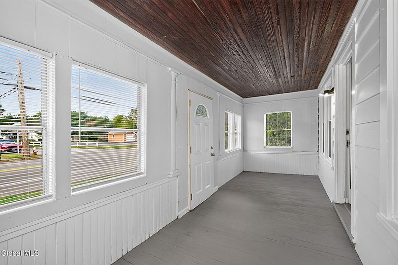 5th image of 725 Curry Road