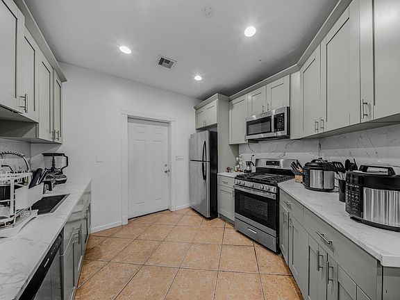 4th image of 1425 48th St