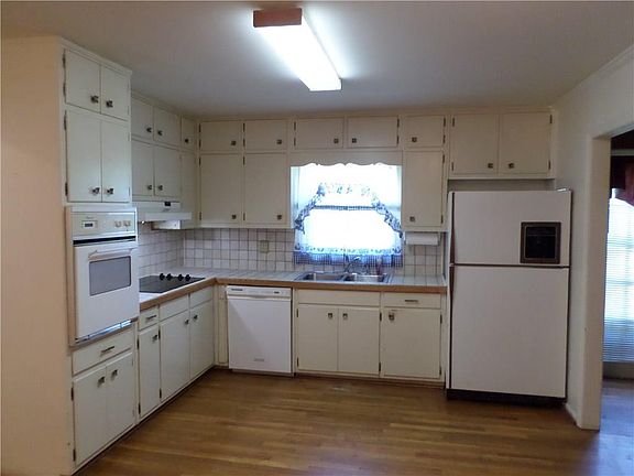 5th image of 1549 Camelot Cir