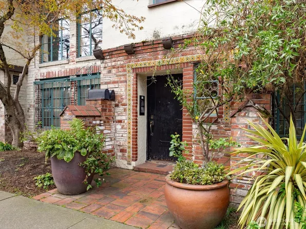 1106 NE 42nd #19, Seattle, WA 98105