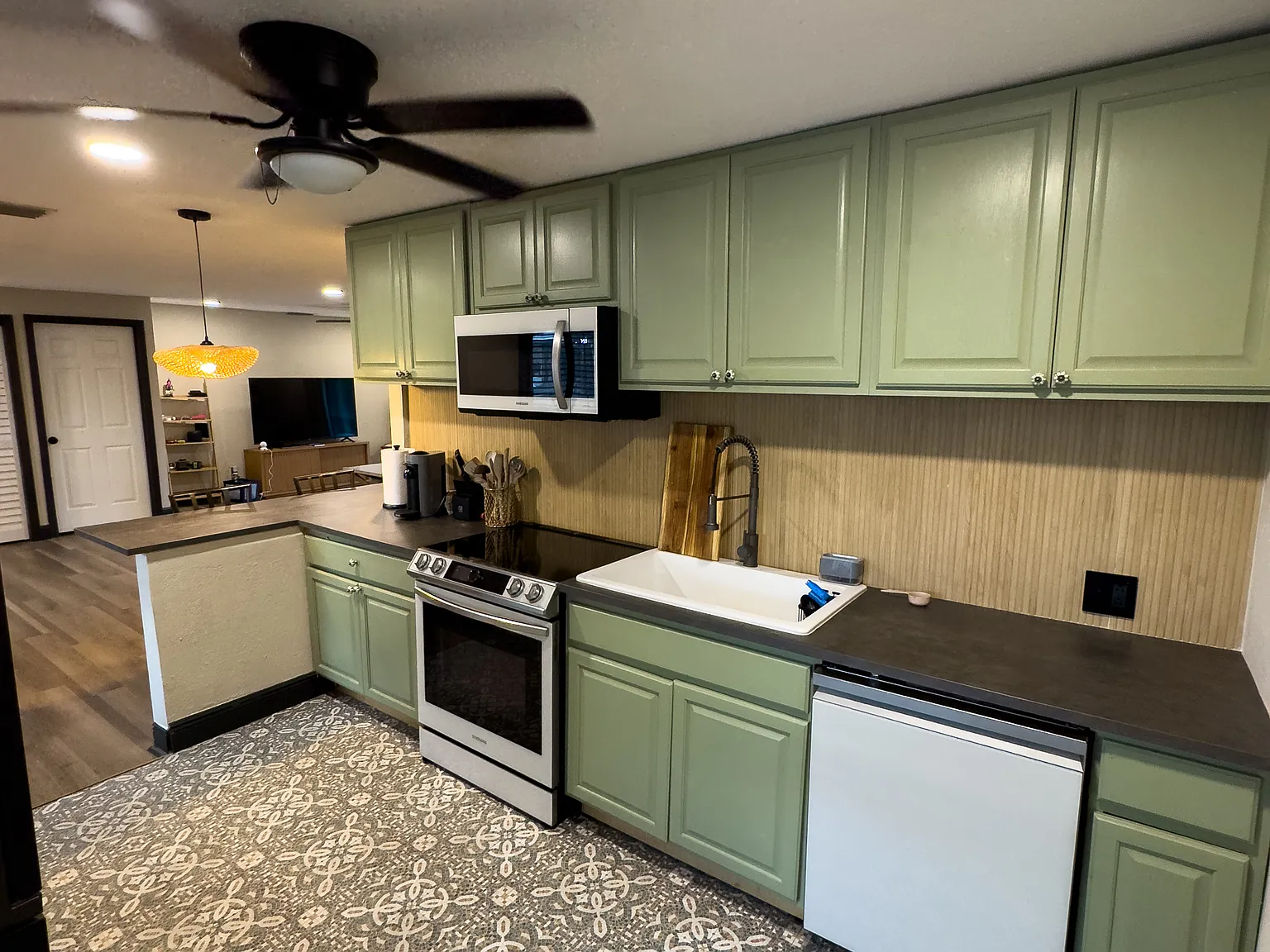 8111 N Hillsborough Ln — Photo 4
