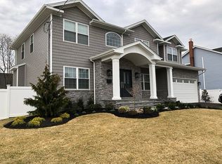 27 Cedar Dr E, Plainview, NY 11803