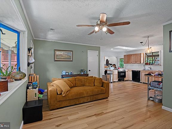 4th image of 910 Golden West Way