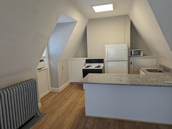3rd image of 422 Pembroke Ave APT 6