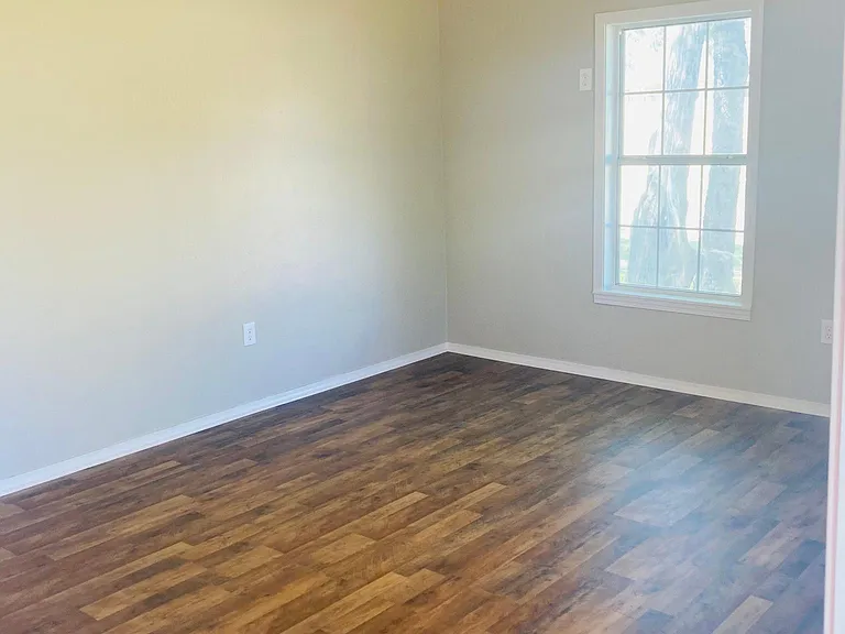 916 NW Dearborn Ave — Photo 5