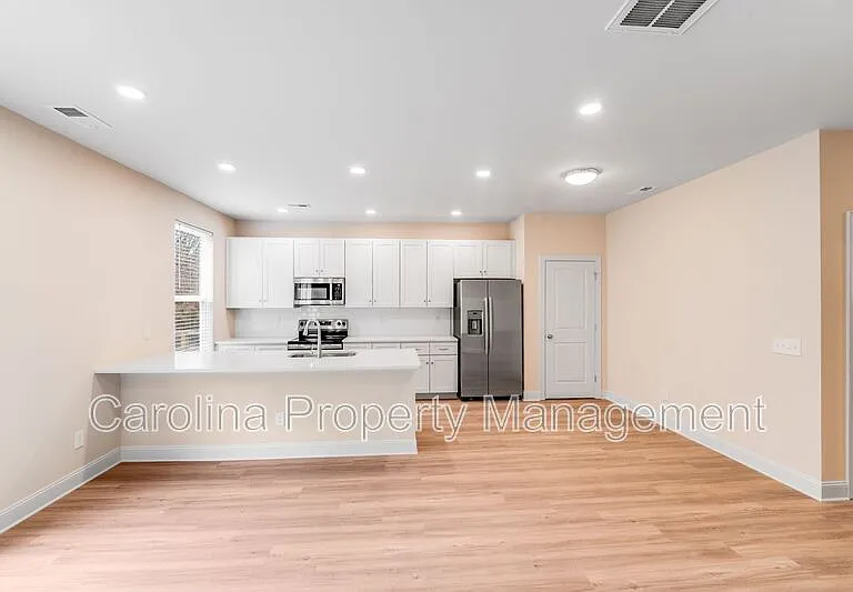 645 Brookwood St #B — Photo 13