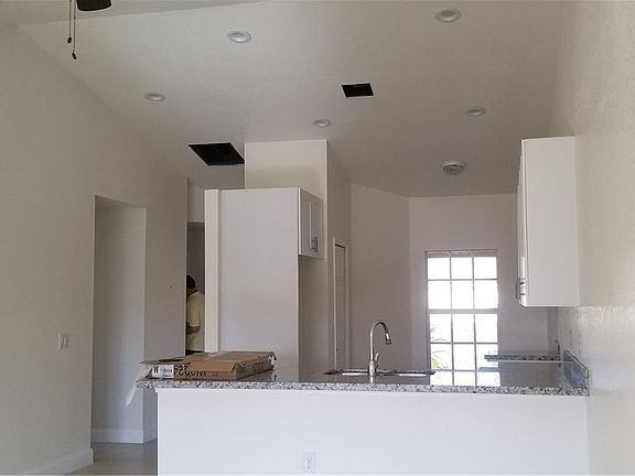 4th image of 902/904 NE 8th Place Cpe