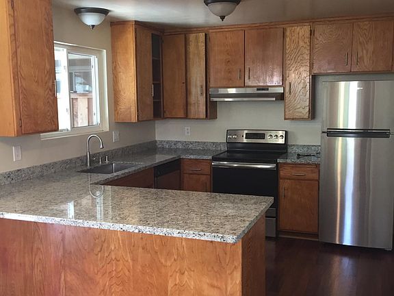 4th image of 919 Castlewood Dr APT 1
