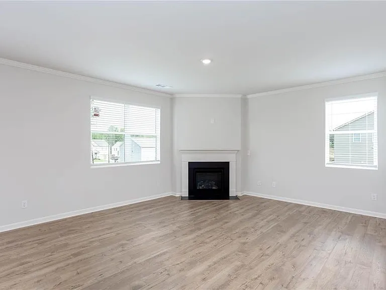 131 Landsdowne Way — Photo 5