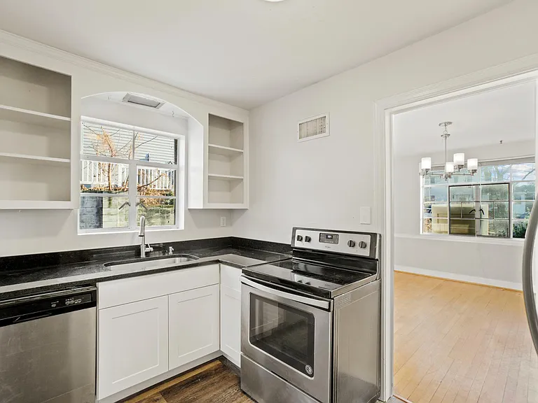 3100 S Hill St — Photo 7