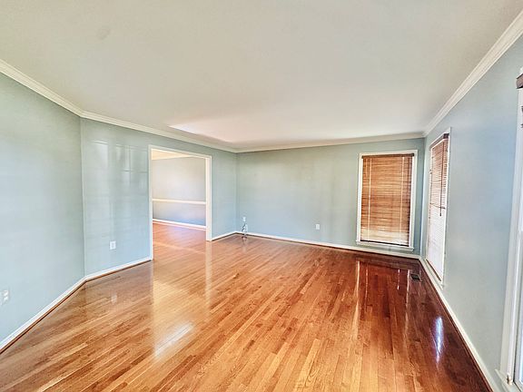 5th image of 28 Scotland Cir