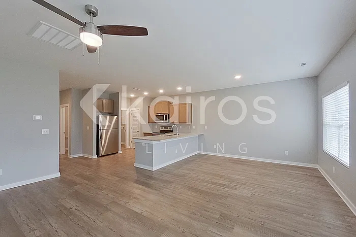 4 bed, 2.5 bath, 2047 sqft, $1,915 — Photo 3