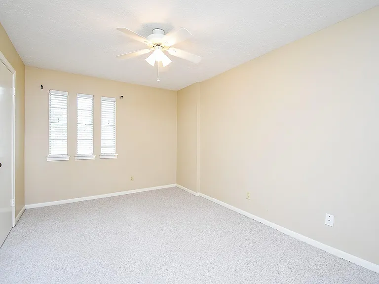 910 Shillington Dr — Photo 38