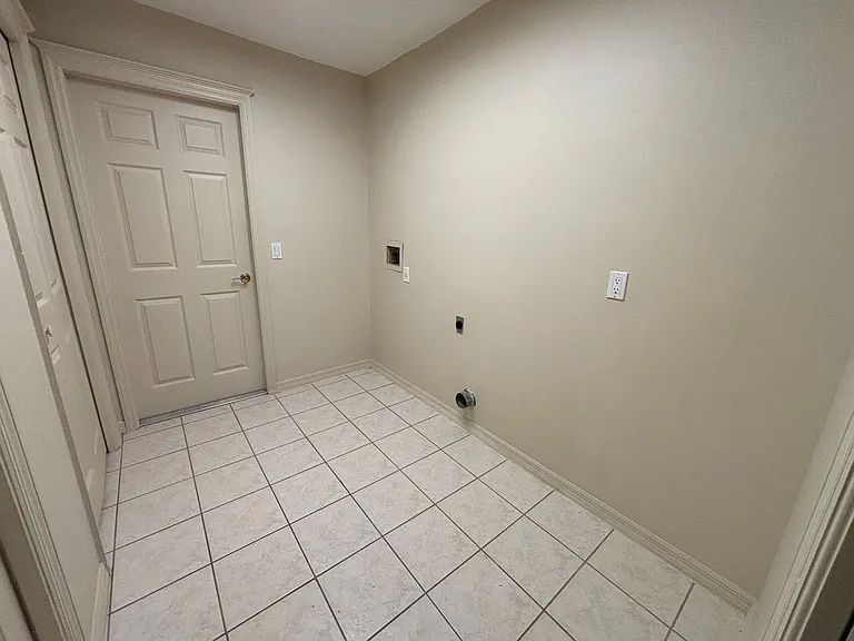 20 Clarendon Ct N — Photo 25