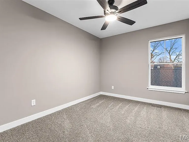 212 W State St — Photo 16