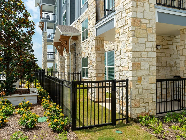 Lakeside Row Apartments — Photo 27