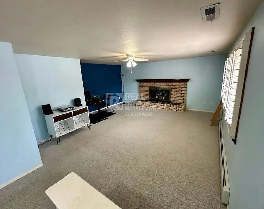 Building Photo - 2628 Glendevey Dr