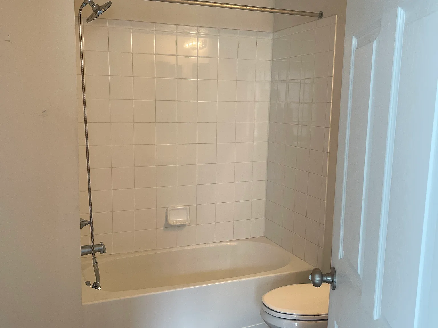 1 bed, 2200 sqft, $1,400 — Photo 3