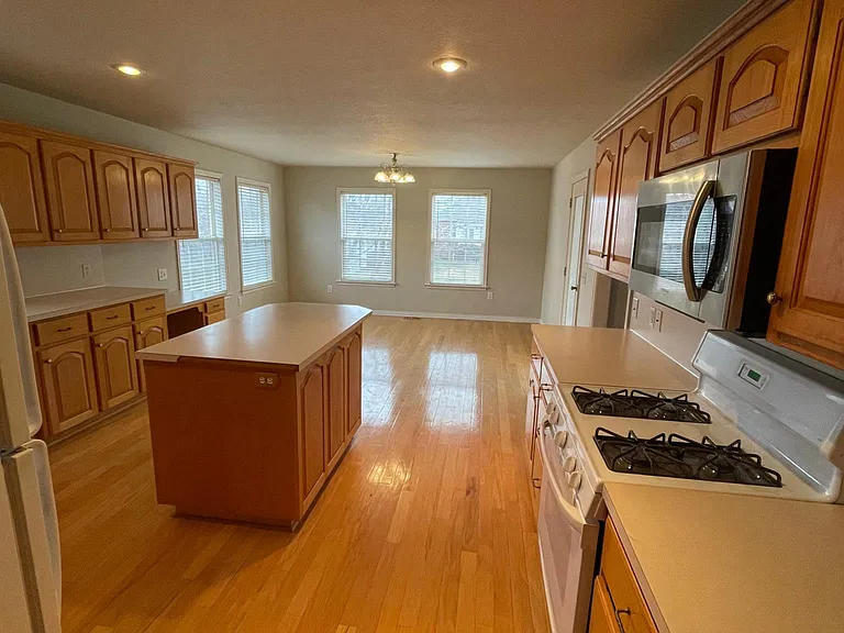 3666 Tara St — Photo 32
