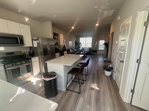 Who loves to cook on a gas stove?