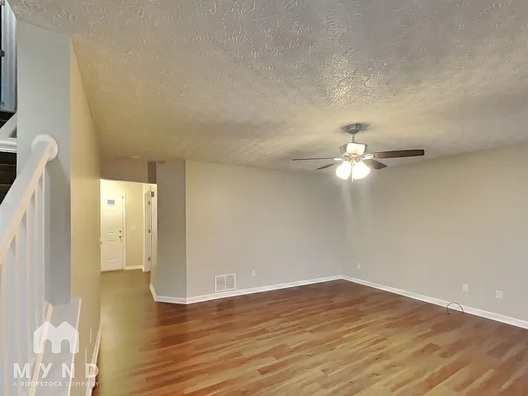 585 Allis Pl E — Photo 7