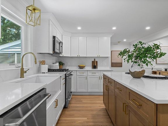 5th image of 25 Magaletta Dr