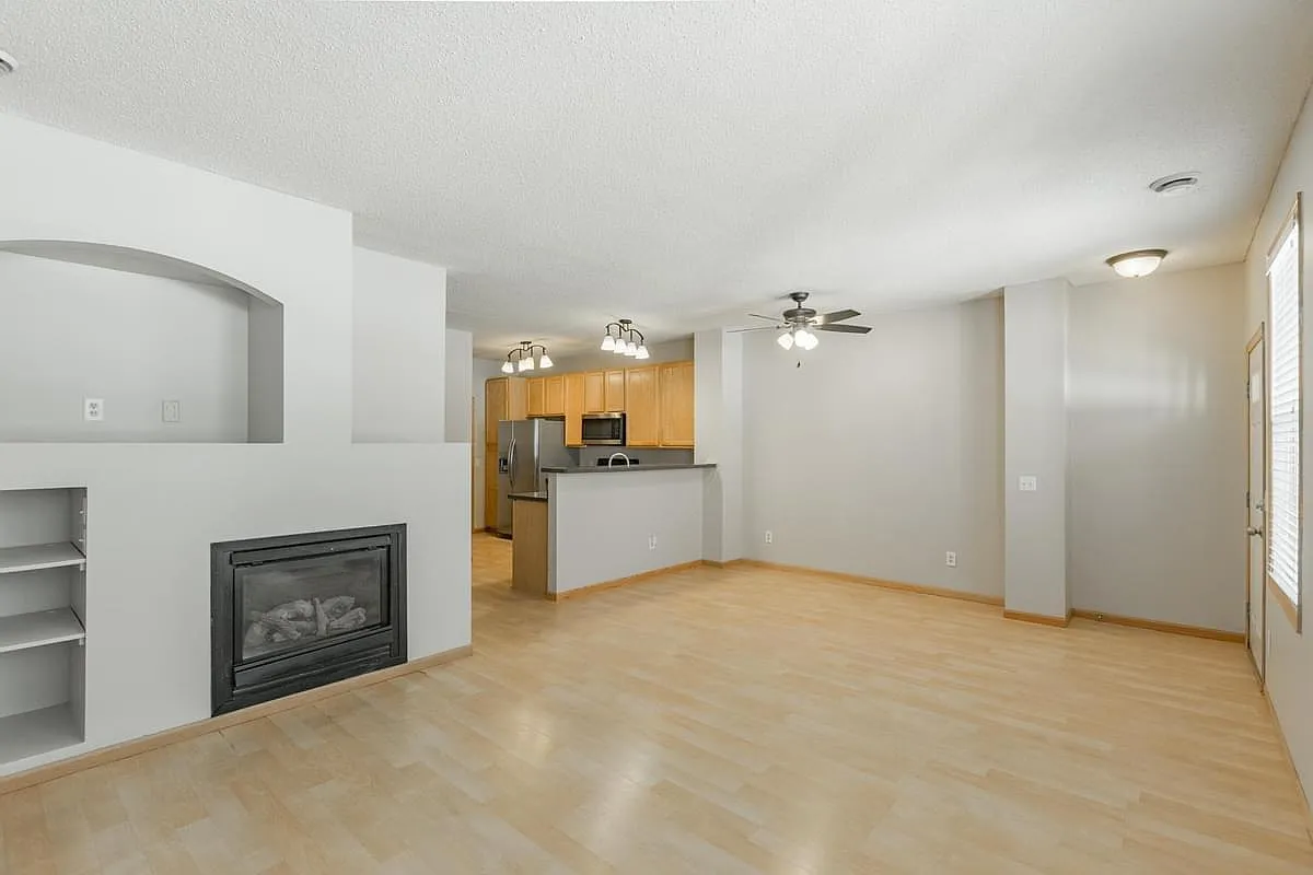 3 bed, 2.5 bath, 1606 sqft, $2,299 — Photo 4