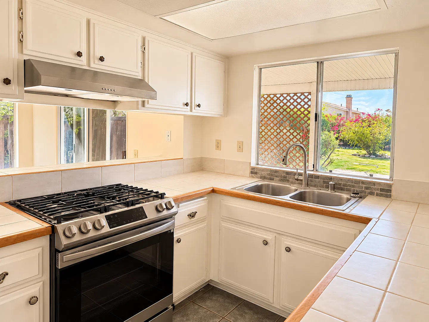 Charming 3-Bedroom Home in Redlands Neighborhood — Photo 2