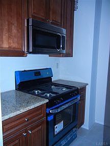 3rd image of 665 Thwaites Pl APT 1A