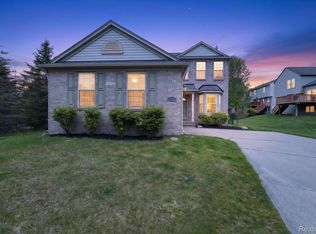 809 Canyon Creek Dr, Holly, MI 48442