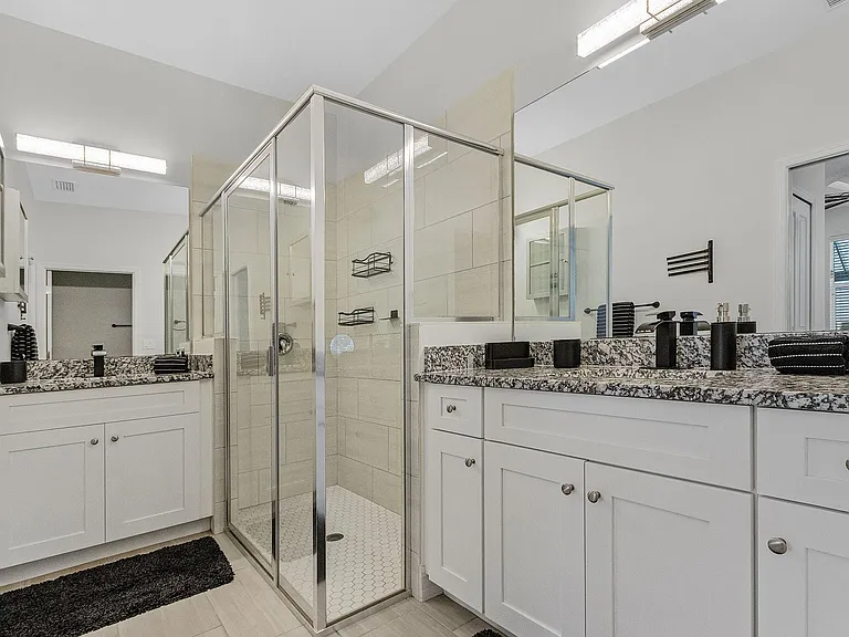 NW 38th Ave — Photo 11