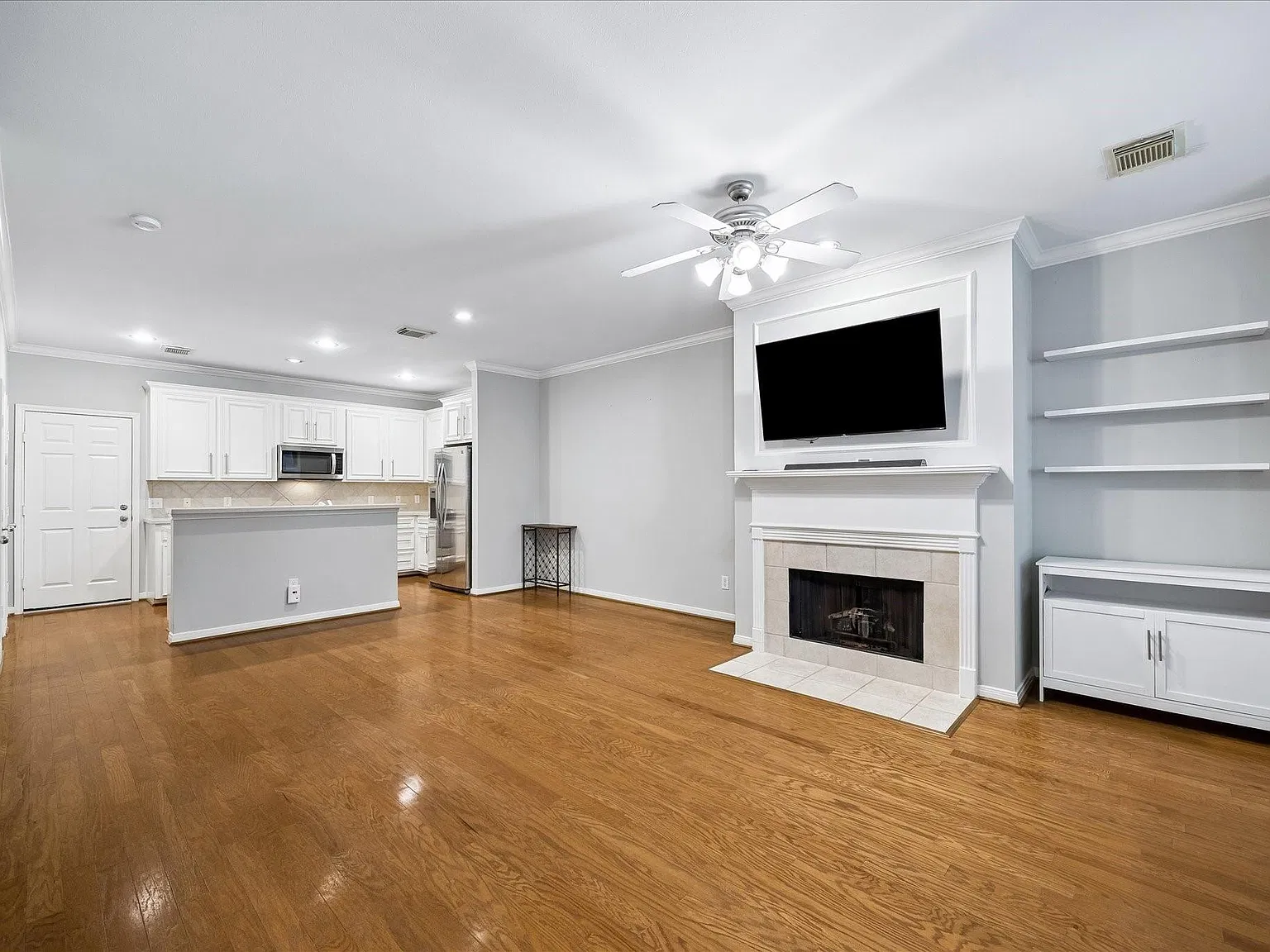 2 bed, 2.5 bath, 1768 sqft, $2,600 — Photo 3