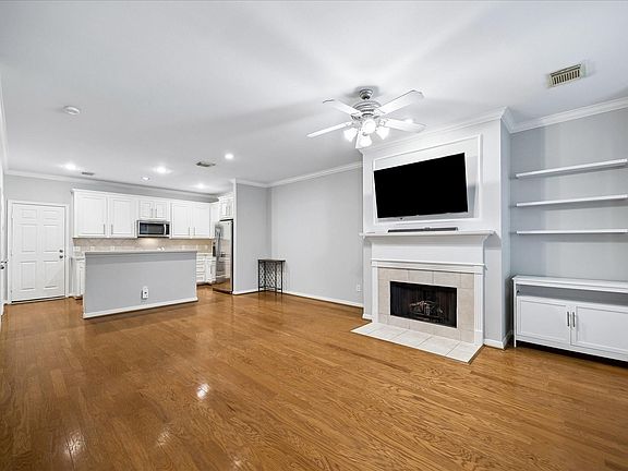 3rd image of 811 W Heights Hollow Ln