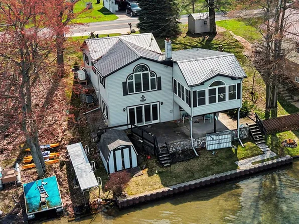 2662 Lakeside Dr, Stanton, MI 48888