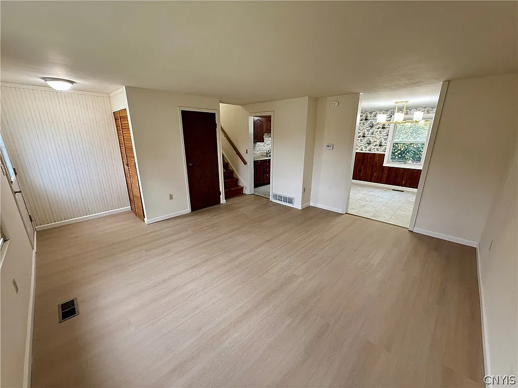 4 bed, 2.0 bath, 1600 sqft, $2,345 — Photo 4