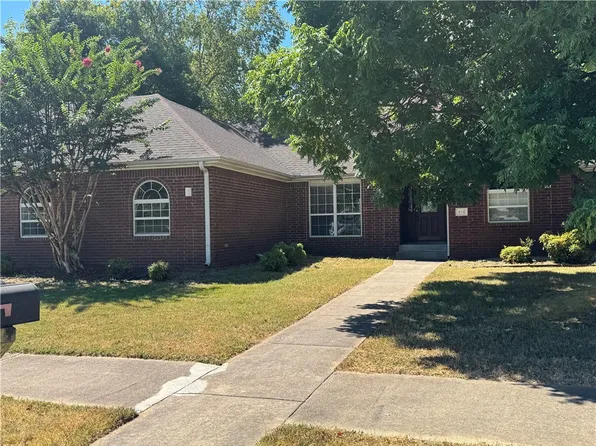 410 Julian Ct, Siloam Springs, AR 72761