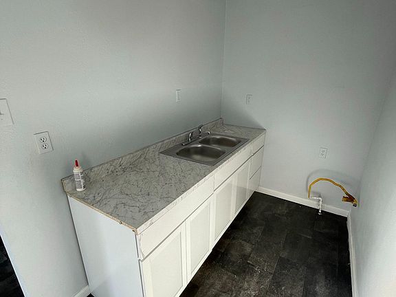 3rd image of 1713 W Oak St