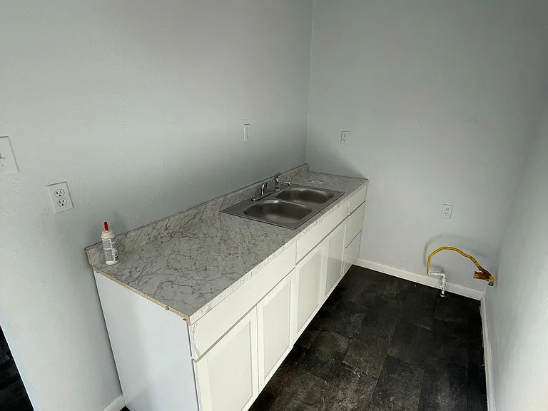 1713 W Oak St — Photo 3