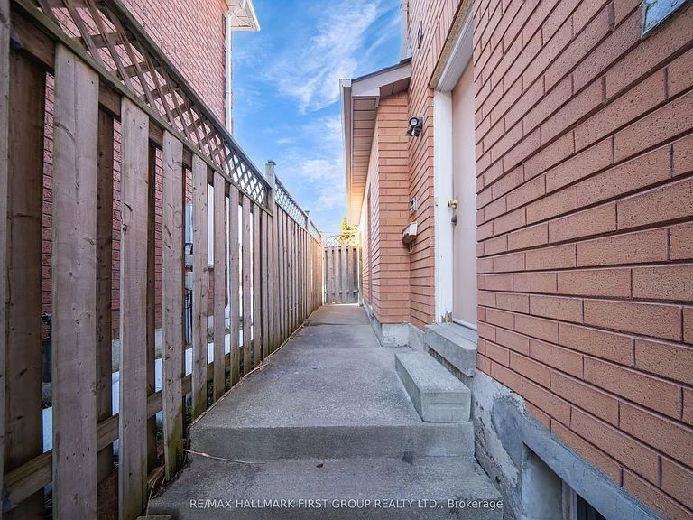 5 Claresholme Dr — Photo 2