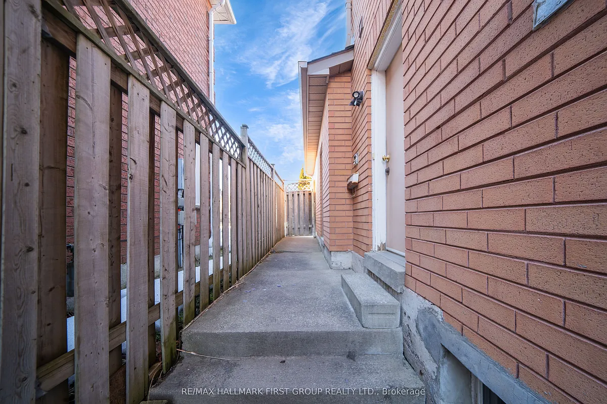 Building Photo - 5 Claresholme Dr