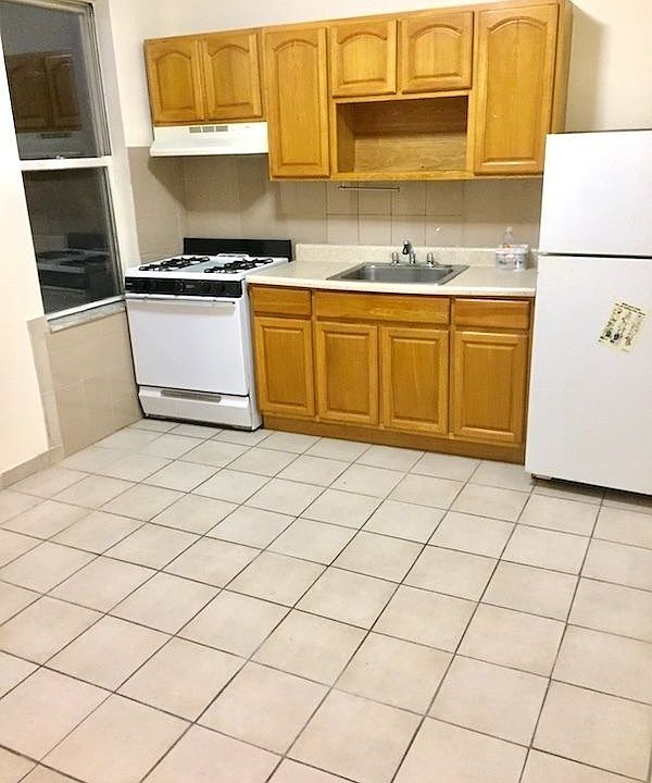 2nd image of 2720 23rd St APT 1F
