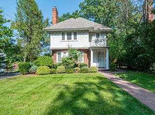 11 4th Rd, Great Neck, NY 11021