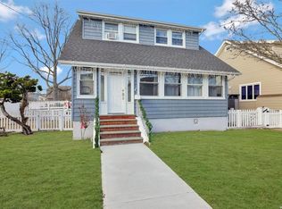 1111 Hayes Pl, Baldwin, NY 11510