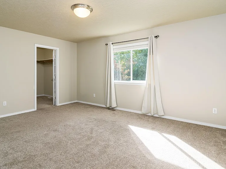 335 E Moskee St — Photo 9