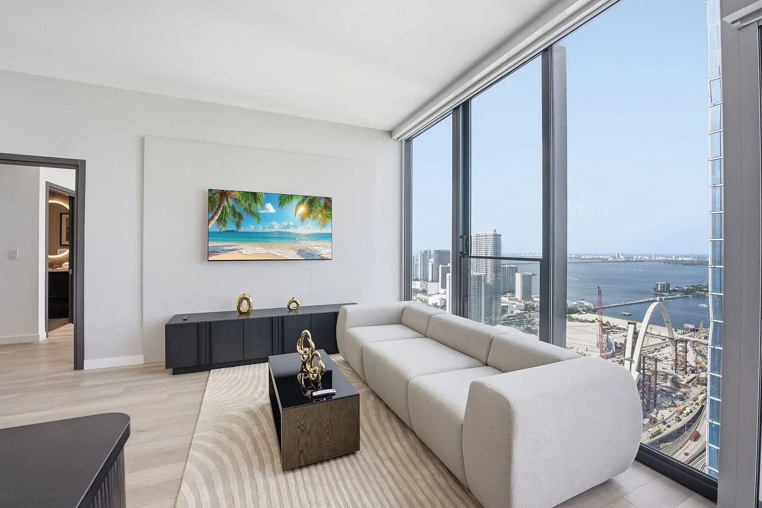 1 bed, 1.0 bath, 796 sqft, $7,537 — Photo 2