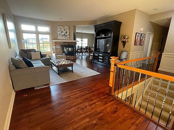 3rd image of 985 Rosewood Creek Dr